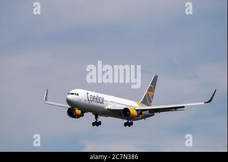 Condor Airlines Boeing 767-300 aeromobili in configurazione di atterraggio per l'avvicinamento all'aeroporto di Francoforte in Germania Foto Stock