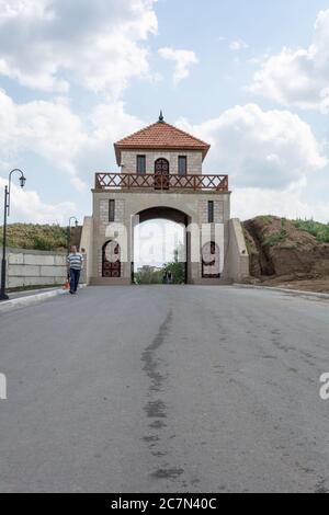 Moldavia, Bender - 18 maggio 2019: Ingresso al parco Alexander Nevsky vicino alla fortezza di Bendery Foto Stock