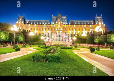 Il Palazzo della Cultura a Iasi . Fantastica scena notturna paesaggio estivo della città di Iasi, capitale della regione Moldavia, Romania, Europa Foto Stock