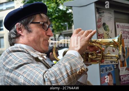 AVIGNONE, FRANCIA - 12 LUGLIO 2014: Musicista non identificato si esibiscono in strada, per pubblicizzare il loro spettacolo teatrale, durante l'annuale Avignon Theatre Festi Foto Stock