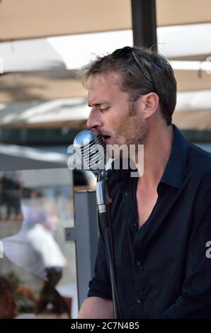 AVIGNONE, FRANCIA - 12 LUGLIO 2014: Cantante non identificato si esibisce in strada, per pubblicizzare il loro spettacolo teatrale, durante l'annuale Festival del Teatro di Avignone Foto Stock