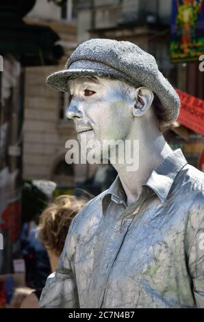 AVIGNONE, FRANCIA - 12 LUGLIO 2014: Ritratto di un mim busking non identificato. La statua vivente intrattiene i turisti durante l'annuale Avignon Theatre Festi Foto Stock