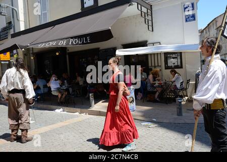 AVIGNONE, FRANCIA - 12 LUGLIO 2014: Attori non identificati si esibiscono in strada, per pubblicizzare il loro spettacolo teatrale, durante l'annuale Festival del Teatro di Avignone Foto Stock