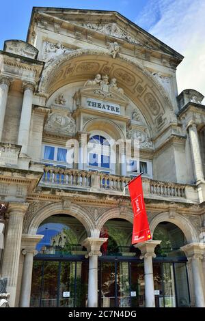 FRANCIA, AVIGNONE - JUI 12, 2014: Facciata del Teatro Comunale di Avignone durante il Festival del Teatro di Avignone annuale. Si trova in Place de l'Horloge Foto Stock