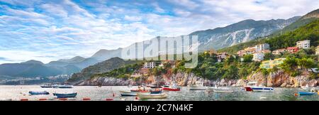 Pittoresca vista estiva della costa adriatica in Budva Riviera vicino al villaggio di Przno con molte barche in mare. Ubicazione: Villaggio Przno, Montenegro, Foto Stock