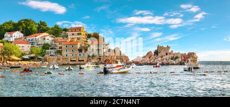 Pittoresca vista estiva della costa adriatica della Riviera di Budva vicino al villaggio di Przno. Ubicazione: Villaggio Przno, Montenegro, Balcani, Europa Foto Stock
