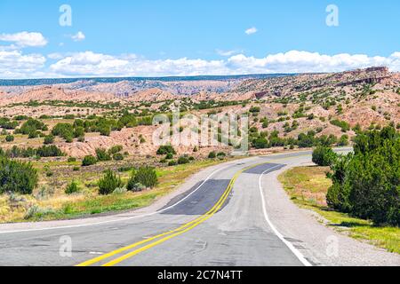 Paesaggio panoramico in auto dal punto di vista durante l'estate da High Road a Taos famoso viaggio vicino a Chimayo e Santa Fe nel New Mexico Foto Stock