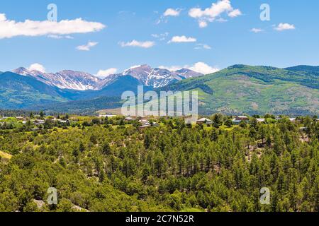 Paesaggio ad alto angolo vista panoramica della città durante l'estate da High Road a Taos di montagne e villaggio chiamato Truchas in New Mexico, Stati Uniti Foto Stock