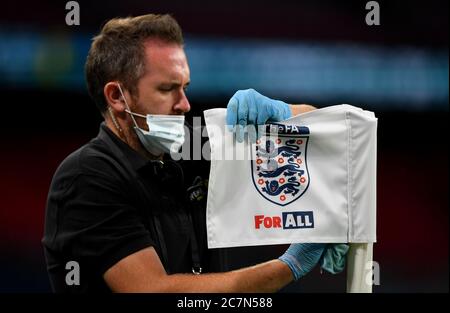 La bandiera d'angolo viene disinfettata durante la partita della fa Cup semi-finale al Wembley Stadium, Londra. Foto Stock