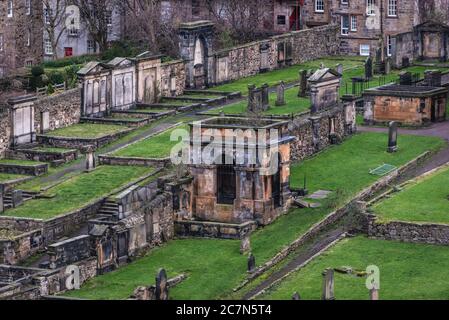 Cimitero intorno alla chiesa di Canongate a Edimburgo, la capitale della Scozia, parte del Regno Unito, con il Mausoleo di Sir William Fettes Foto Stock