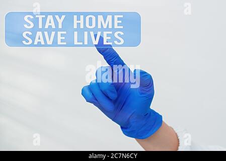 Testo di scrittura a mano Stay Home salvare vite. La foto concettuale riduce il numero di pazienti infetti non lasciando la casa visualizzati carta adesiva vuota Foto Stock