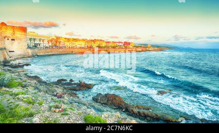 Splendida città serale della parte storica della città di Alghero. Fantastico mare Mediterraneo. Località: Alghero, Provincia di Sassari, Italia, Euro Foto Stock