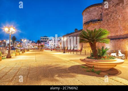 Splendida città serale della parte storica della città di Alghero. Fantastico mare Mediterraneo. Località: Alghero, Provincia di Sassari, Italia, Euro Foto Stock