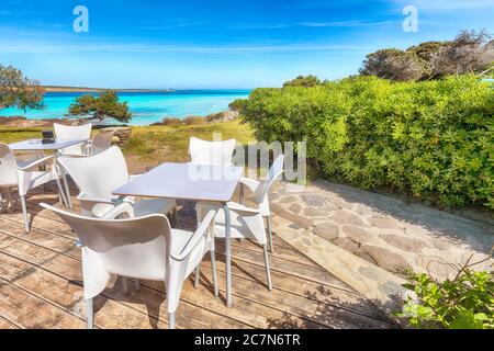 Ristorante sulla spiaggia famosa la Pelosa in estate soleggiato giorno. Ubicazione: Stintino, Provincia di Sassari, Italia, Europa Foto Stock