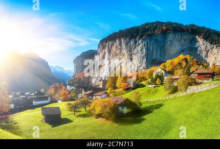 Vista mozzafiato sulla valle di Lauterbrunnen con la splendida cascata di Staubbach e le Alpi svizzere sullo sfondo. Ubicazione: Lauterbrunnen villaggio, Foto Stock