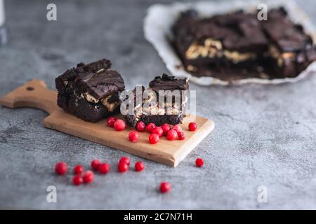 Primo piano vista dettagliata del cioccolato bianco fuso brownie e curry Foto Stock
