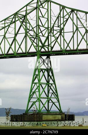 Particolare di un ponte in acciaio e della sua struttura di supporto. Foto Stock