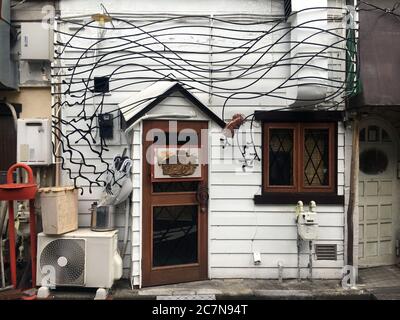 Tokyo, Giappone - 15 Agosto 2019: Facciata della casa con elementi d'arte nel quartiere bohemien Shimokitazawa, Setagaya. Foto Stock