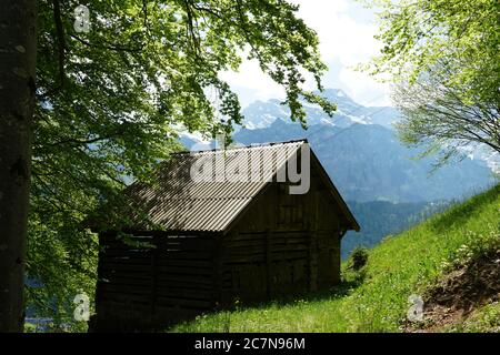 Vecchia capanna o rifugio in paesaggio alpino in legno e ferro corrugato che serve come protezione contro le cattive condizioni meteorologiche, regione Engelberg Foto Stock