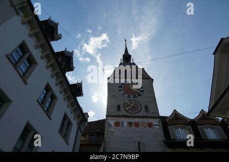 Zug / Svizzera 05 09 2020: Torre dell'orologio Zug in prospettiva superiore nel contesto degli edifici storici e dell'architettura circostanti. Foto Stock