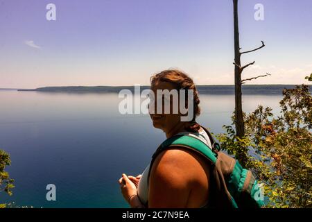 Lions Head Canada, luglio 01 2020: Fotografia editoriale di un turista che guarda le sceniche della baia georgiana Foto Stock