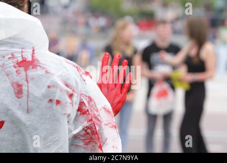 Gli attivisti della ribellione animale prendono parte a un'azione di protesta sotto lo slogan Blood sulle vostre mani alla Museumplein in mezzo alla pandemia di Coronavirus su Foto Stock