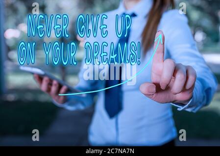 Scrittura concettuale della mano che mostra mai non dare in su sui vostri sogni. Concetto che significa credere in te camminare la camminata curva digitale della freccia che denota Foto Stock