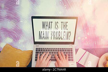 Scrittura a mano testo che cosa è la domanda principale di problema. Foto concettuale identificare la causa dei problemi riparare i gadget moderni con disp bianco Foto Stock