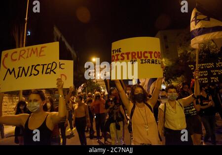 Gerusalemme, Israele. 18 luglio 2020. I manifestanti israeliani hanno firmato una manifestazione contro il primo ministro israeliano Benjamin Netanyahu, fuori dalla sua residenza a Gerusalemme, sabato 18 luglio 2020. I manifestanti anti anti anti-governativi hanno invitato Netanyahu a dimettersi prima di un'audizione domenicale in cui è in procinto di essere processato per corruzione, frode e violazione della fiducia. Foto di Debbie Hill/UPI Credit: UPI/Alamy Live News Foto Stock