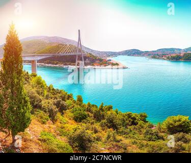 Panorama di un suggestivo ponte di Franjo Tudjman e di una laguna blu con il porto di Dubrovnik. Ubicazione: Dubrovnik, Dubrovnik-Neretva County, Croazia, Europa Foto Stock