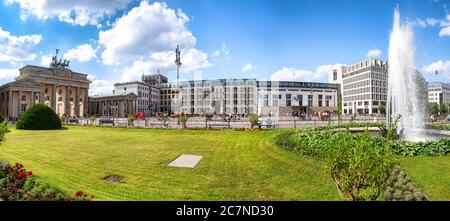 Berlino, Germania, 06/14/2020: Pariser Platz con porta di Brandeburgo, ambasciata francese e l'accademia delle arti in una giornata di sole in estate, in primo piano un fou Foto Stock