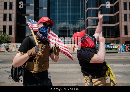 Columbus, Ohio, Stati Uniti. 18 luglio 2020. Proud Boys posa durante il rally anti-massa di disobbedienza civile 'Stand for Freedom Ohio', sabato 18 luglio 2020 presso e intorno all'Ohio Statehouse a Columbus. Credit: Andrew Dolph/ZUMA Wire/Alamy Live News Foto Stock