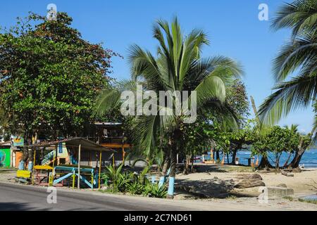 Una piccola spiaggia sul lato della roccia che guarda al Mar dei Caraibi in Puerto Viejo, Costa Rica Foto Stock