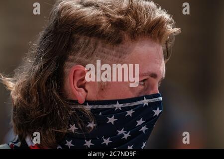 Columbus, Ohio, Stati Uniti. 18 luglio 2020. Un ''Boogaloo Boi'' è visto durante il rally di disobbedienza civile di massa 'Stand for Freedom Ohio', sabato 18 luglio 2020 presso e intorno alla Ohio Statehouse a Columbus. Credit: Andrew Dolph/ZUMA Wire/Alamy Live News Foto Stock