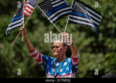 Columbus, Ohio, Stati Uniti. 18 luglio 2020. Una donna è vista protestare durante il rally anti-massa di disobbedienza civile 'Stand for Freedom Ohio', sabato 18 luglio 2020 presso e intorno alla Ohio Statehouse a Columbus. Credit: Andrew Dolph/ZUMA Wire/Alamy Live News Foto Stock