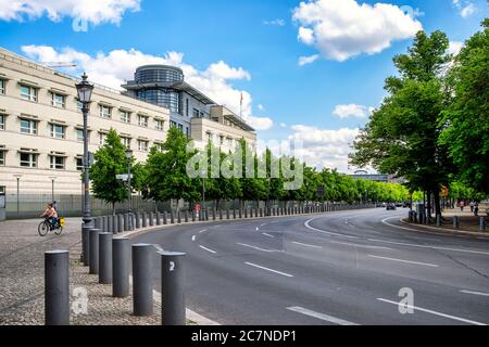 Berlino, Germania, 06/14/2020: Vista sull'ambasciata americana a Berlino con la strada in primo piano Foto Stock