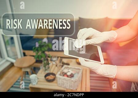 Scrittura manuale del testo consapevolezza del rischio. Fattori concettuali di riconoscimento delle foto che possono causare una contaminazione con effetto potenzialmente letale all'interno dell'elettronica Foto Stock