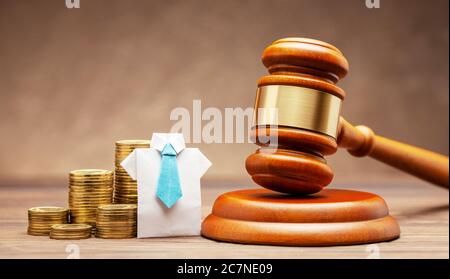Uomo d'affari in camicia e cravatta con pila di monete e giudice gavel su sfondo marrone. Concetto di sentenza aziendale o di mancato pagamento delle imposte Foto Stock