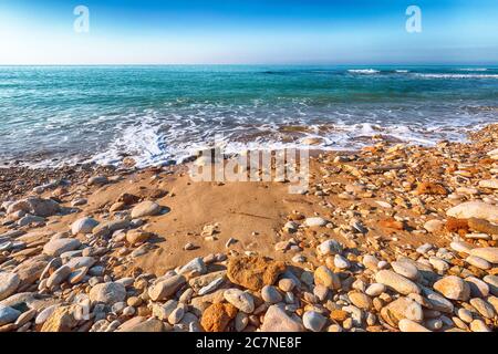 Vista fantastica mare azzurro che risplende dalla luce del sole. Scena mattutina spettacolare. Località Makauda, Sciacca. Sicilia, Italia meridionale, Europa Foto Stock