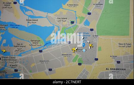 Traffico aereo sull'aeroporto di Abu Dhabi (18 luglio 2020, UTC 11.37), su Internet con il sito Flightradar 24, durante il Coronavirus Pandemic Foto Stock