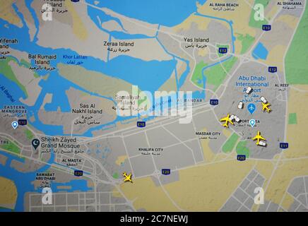 Traffico aereo sull'aeroporto di Abu Dhabi (18 luglio 2020, UTC 11.38) su Internet con il sito Flightradar 24, durante il Coronavirus Pandemic Foto Stock