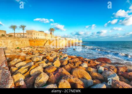 Splendido paesaggio urbano della parte storica della città di Alghero. Fantastico mare Mediterraneo. Ubicazione: Alghero, Provincia di Sassari, Italia, Europa Foto Stock