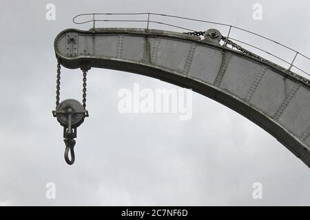 Foto in scala di grigi della Fairbairn Steam Crane, Bristol, Regno Unito Foto Stock