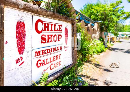 Chimayo, USA - 19 giugno 2019: Negozio di souvenir Medina's Gallery cafe Chile shop in piccolo villaggio di New Mexico City sulla strada alta per Taos Foto Stock