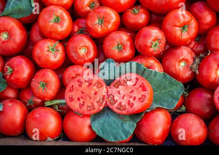 Pomodori rossi freschi al negozio di alimentari per alimentare il concetto sfondi Foto Stock