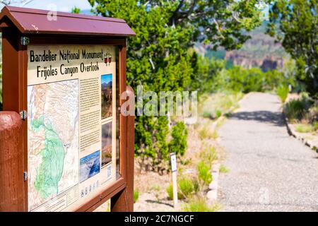 Santa Fe, USA - 17 giugno 2019: Informazioni mappa segnaletica percorso principale percorso Loop nel monumento nazionale Bandelier nel New Mexico a Los Alamos e sentiero Foto Stock