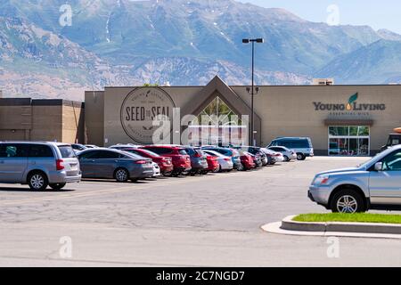 American Fork, USA - 29 luglio 2019: Young Living Essential Oils Member Services business Company warehouse in Utah con parcheggio auto con cartello entra Foto Stock