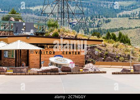 Dutch John, USA - 23 luglio 2019: Flaming Gorge Utah National Park, diga con ingresso e servizi igienici Foto Stock