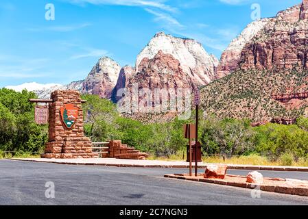 Springdale, USA - 5 agosto 2019: Cartello d'ingresso allo Zion National Park benvenuto sulla strada in Utah e formazioni rocciose Foto Stock