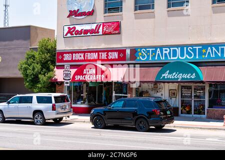 Roswell, USA - 8 giugno 2019: Strada principale nel New Mexico famosa città turistica per avvistamenti alieni e negozi di antiquariato con souvenir ufo Foto Stock